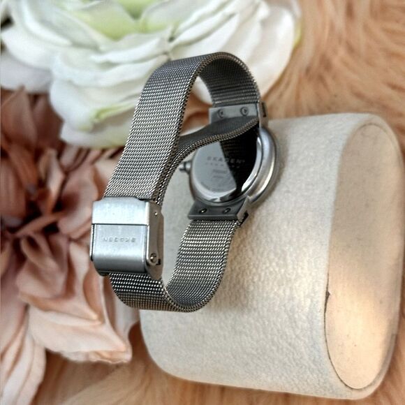 Skagen Silver Band Mesh Women’s Watch Mirror & Crystal Accent Face LIKE NEW! main image 6